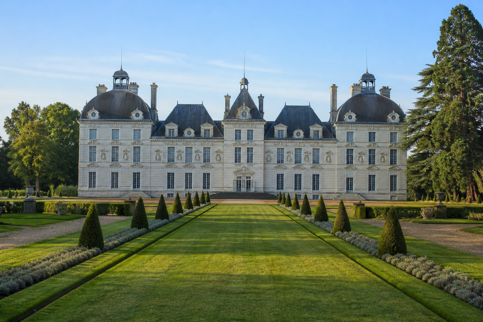 Le château de Cheverny ouvre ses portes sur la Loire et Moulinsart